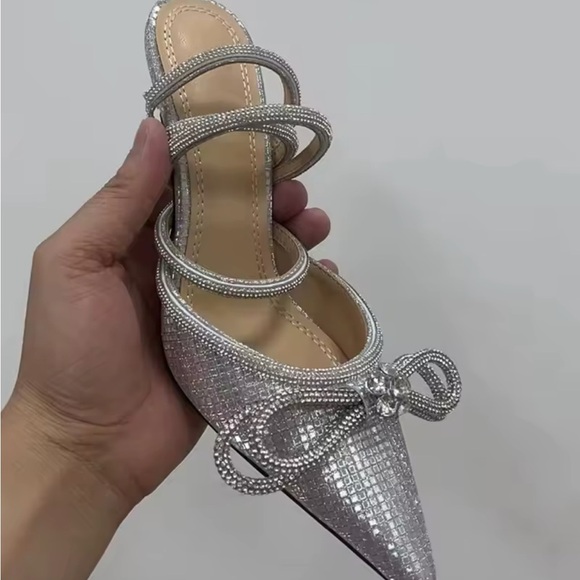 Chic Black Stiletto Heels with Sleek Design - Picture 6 of 10